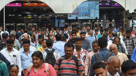 Bahnhof in Mumbai. Indien wird ab Mitte 2023 das bevölkerungsreichste Land der Welt sein, mit drei Millionen mehr Menschen als China.