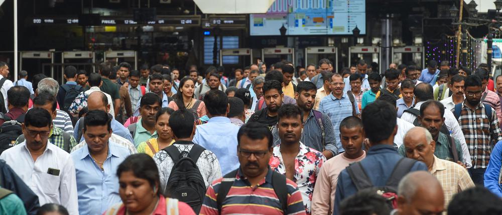 Bahnhof in Mumbai. Indien wird ab Mitte 2023 das bevölkerungsreichste Land der Welt sein, mit drei Millionen mehr Menschen als China. 