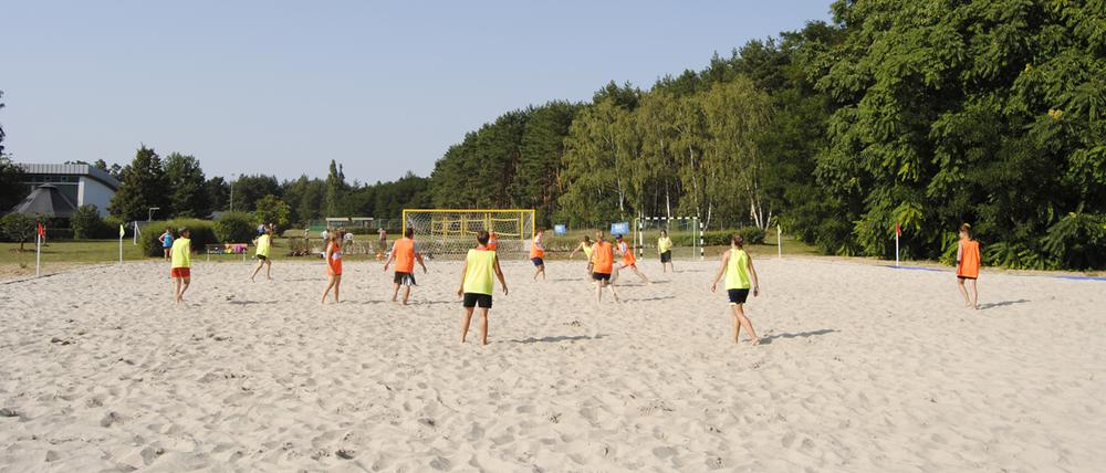 Zum Sport- und Bildungszentrum Lindow gehört auch ein großer Außenbereich, der während der Queerspiele genutzt wird.