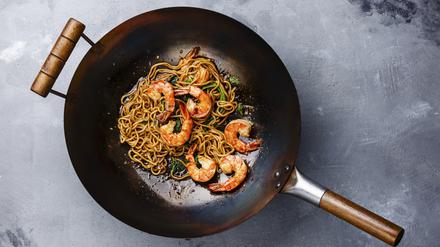 Schnelle Nummer: Mit dem Wok sind die Ramen-Nudeln mit Garnelen superfix fertig. 