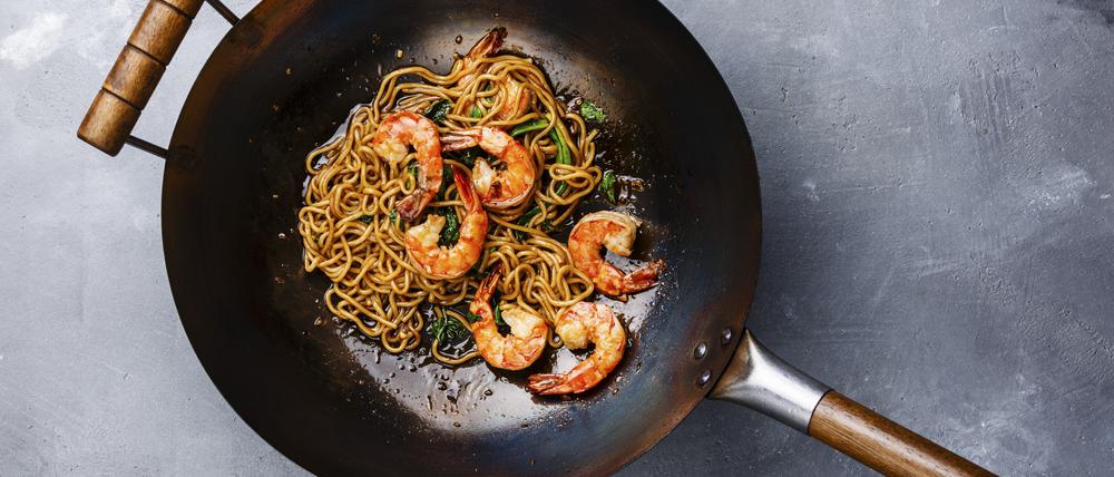 Schnelle Nummer: Mit dem Wok sind die Ramen-Nudeln mit Garnelen superfix fertig. 