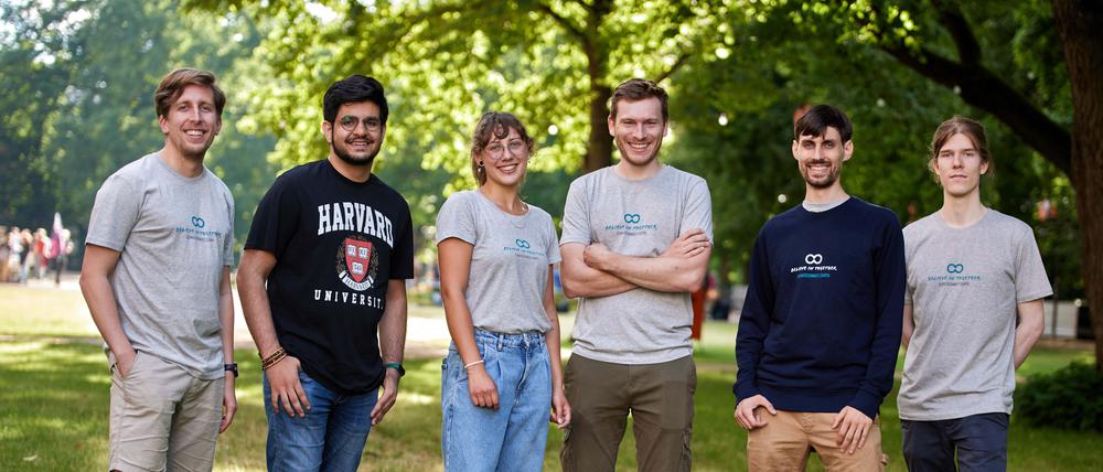 Das Team von Climate Connect mit den Mitgründern Tobias Rehm (3.v.r.) und Christoph Stoll (2.v.r.). Die in Erlangen gegründete gemeinnützige Organisation ist Träger des Climate Hub Potsdam.