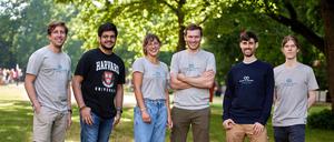 Das Team von Climate Connect mit den Mitgründern Tobias Rehm (3.v.r.) und Christoph Stoll (2.v.r.). Die in Erlangen gegründete gemeinnützige Organisation ist Träger des Climate Hub Potsdam.