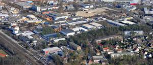 Luftbild des Industriegebiets Potsdam mit dem Bahnübergang in Richtung Rehbrücke.