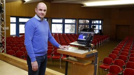Marc Vehlow in der Aula das Kant-Gymnasiums.