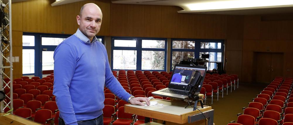 Marc Vehlow in der Aula das Kant-Gymnasiums.