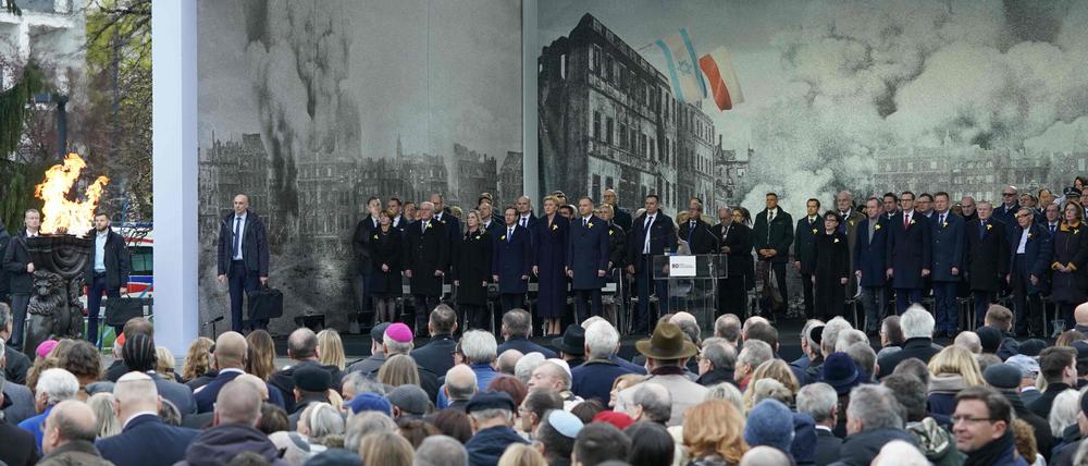 Die Präsidenten Polens, Israels und Deutschlands, Andrzej Duda, Jitzchak Herzog und Frank-Walter Steinmeier, gedenken in Warschau des Ghetto-Aufstands 1943.