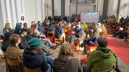 Die „Letzte Generation“ bereitet sich in der Thomaskirche in Kreuzberg auf ihre Proteste vor.