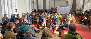 Die „Letzte Generation“ bereitet sich in der Thomaskirche in Kreuzberg auf ihre Proteste vor.