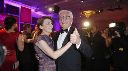 Noch unbeschwert. Frank-Walter Steinmeier eröffnete mit seiner Ehefrau Elke Büdenbender im November 2019 den letzten Bundespresseball vor der Pandemie.