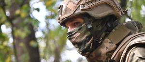 Ein Kämpfer der russischen Wagner-Truppe in einem Waldgebiet bei Luhansk.