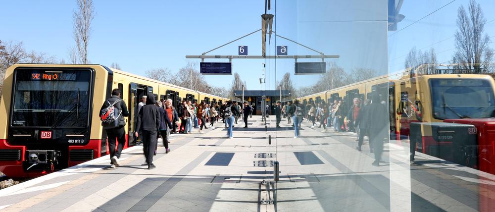 Studierende fordern ein deutschlandweites Ticket für 19 Euro. Doch eine mögliche Vergünstigung hat erst Bayern beschlossen – auf 29 Euro.