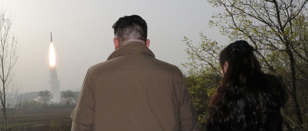 Das von der staatlichen nordkoreanischen Nachrichtenagentur KCNA verbreitete Foto soll Kim Jong-un und seine Tochter beim Beobachten des Starts einer ballistischen Interkontinentalrakete vom Typ Hwasong-18 am 13.04.2023 zeigen.