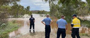 Rettungskräfte stehen vor einem See in Australien. 