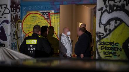 Einsatzkräfte der Polizei und der Kriminaltechnik stehen vor einem Wohnhaus. In einem Bordell in einer Wohnung in Berlin-Friedrichshain ist eine Frau getötet worden.