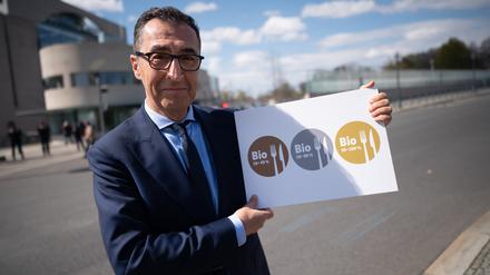 Cem Özdemir (Bündnis 90/Die Grünen), Bundesminister für Ernährung und Landwirtschaft, stellt nach der Kabinettssitzung vor dem Kanzleramt das Logo für Bio-Essen in Kantinen und Mensen vor. 