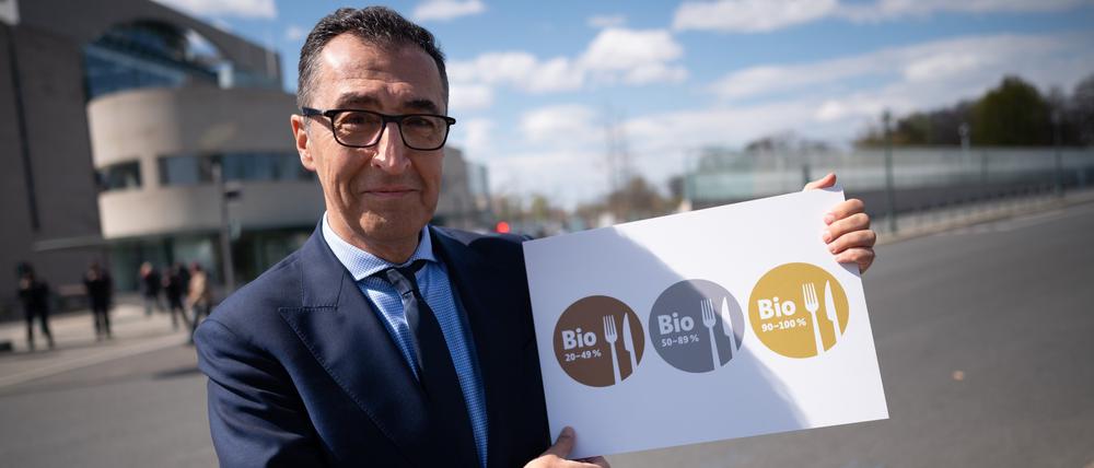 Cem Özdemir (Bündnis 90/Die Grünen), Bundesminister für Ernährung und Landwirtschaft, stellt nach der Kabinettssitzung vor dem Kanzleramt das Logo für Bio-Essen in Kantinen und Mensen vor.