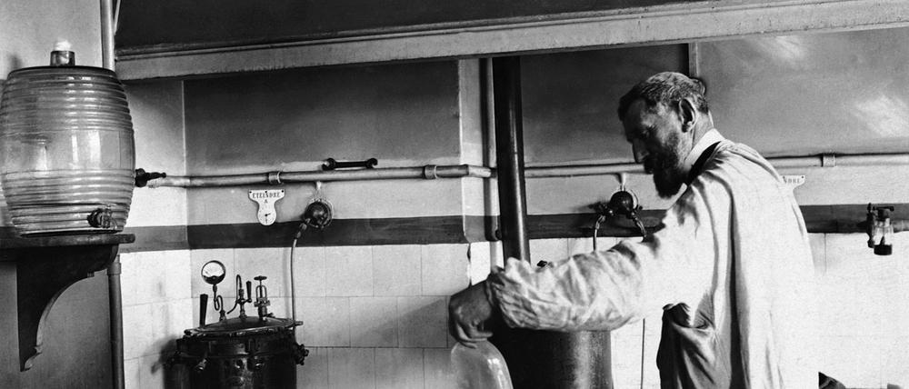Louis Pasteur beim Experimentieren. 