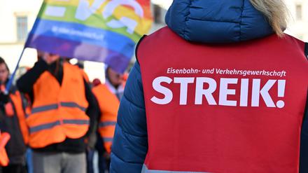 „Streik!“ steht auf der Warnweste einer Teilnehmerin am Warnstreik.