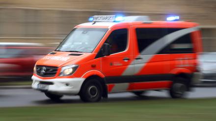 Notarztwagen der Berliner Feuerwehr auf Einsatzfahrt.