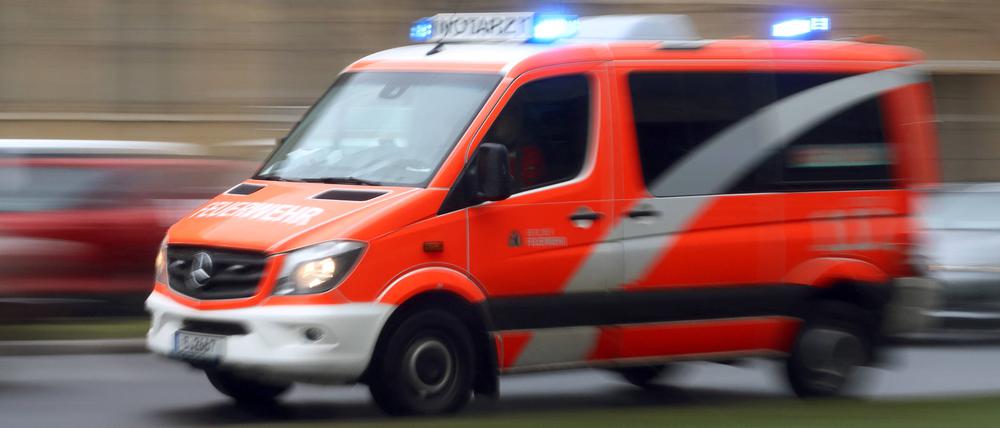 06.03.2023, Berlin, GER - Dynamik: Notarztwagen der Berliner Feuerwehr auf Einsatzfahrt. 112, Alltag, Ambulanz, Arzt, aussen, Aussenaufnahme, Berlin, Bewegungsunschaerfe, Blaulicht, Blaulichtfahrt, deutsch, Deutschland, Dynamik, dynamisch, Einsatz, Erste Hilfe, Europa, europaeisch, Fahrzeug, Feuerwehr, Gesellschaft, Helfer, Hilfe, Jahreszeit, Job, Not, Notarzt, Notdienst, Noteinsatz, Notfall, Nothelfer, Nothilfe, Notruf, Personenschaden, PKW, QF, Querformat, Retter, Rettung, Rettungsdienst, Rettungseinsatz, Rettungsfahrt, Rettungswesen, schnell, Schnelligkeit, Stadt, Stadtverkehr, Strasse, Strassenszene, Strassenverkehr, Tempo, Verkehr, verwischt, Westeuropa, Winter, Wirtschaft 230306D113BERLIN.JPG *** 06 03 2023, Berlin, GER dynamic eme