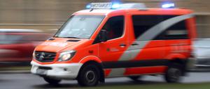 06.03.2023, Berlin, GER - Dynamik: Notarztwagen der Berliner Feuerwehr auf Einsatzfahrt. 112, Alltag, Ambulanz, Arzt, aussen, Aussenaufnahme, Berlin, Bewegungsunschaerfe, Blaulicht, Blaulichtfahrt, deutsch, Deutschland, Dynamik, dynamisch, Einsatz, Erste Hilfe, Europa, europaeisch, Fahrzeug, Feuerwehr, Gesellschaft, Helfer, Hilfe, Jahreszeit, Job, Not, Notarzt, Notdienst, Noteinsatz, Notfall, Nothelfer, Nothilfe, Notruf, Personenschaden, PKW, QF, Querformat, Retter, Rettung, Rettungsdienst, Rettungseinsatz, Rettungsfahrt, Rettungswesen, schnell, Schnelligkeit, Stadt, Stadtverkehr, Strasse, Strassenszene, Strassenverkehr, Tempo, Verkehr, verwischt, Westeuropa, Winter, Wirtschaft 230306D113BERLIN.JPG *** 06 03 2023, Berlin, GER dynamic eme