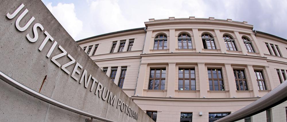Im Justizzentrum befinden sich das Amts-- und Landgericht Potsdam sowie die hiesige Staatsanwaltschaft.