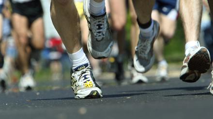 Beine von Marathon-Läufern in Düsseldorf am 04.05.2003 in Aktion.