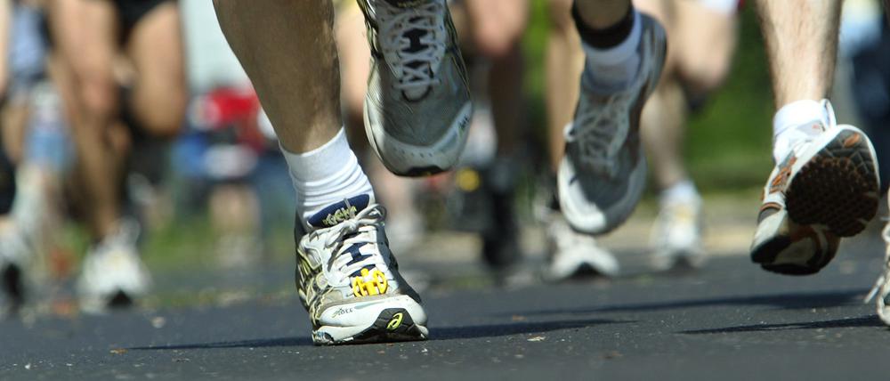 Beine von Marathon-Läufern in Düsseldorf am 04.05.2003 in Aktion.