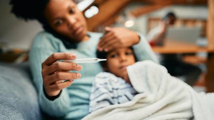 In Berlin nehmen Mütter mehr als doppelt so häufig Kinderkrankentage wie Väter.