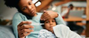 In Berlin nehmen Mütter mehr als doppelt so häufig Kinderkrankentage wie Väter.