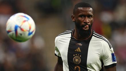 Fußball-Nationalspieler Antonio Rüdiger hat sich für seine Reaktion gegenüber einem aufdringlichen Fan am Frankfurter Flughafen entschuldigt.