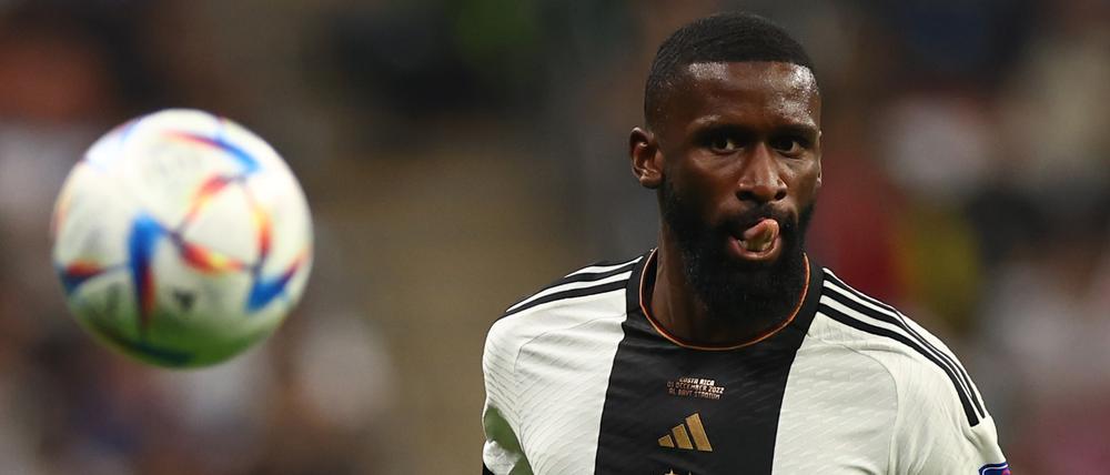 Fußball-Nationalspieler Antonio Rüdiger hat sich für seine Reaktion gegenüber einem aufdringlichen Fan am Frankfurter Flughafen entschuldigt.