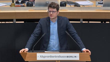 Der Abgeordnete Niklas Schrader im Abgeordnetenhaus