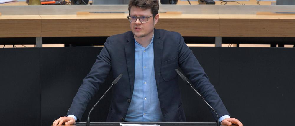 Der Abgeordnete Niklas Schrader im Abgeordnetenhaus