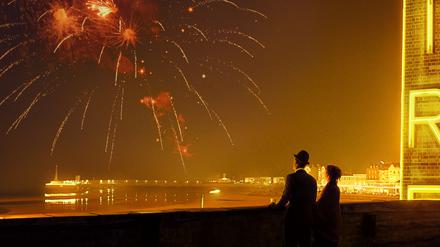 Micheal Ward and Olivia Colman in EMPIRE OF LIGHT.
