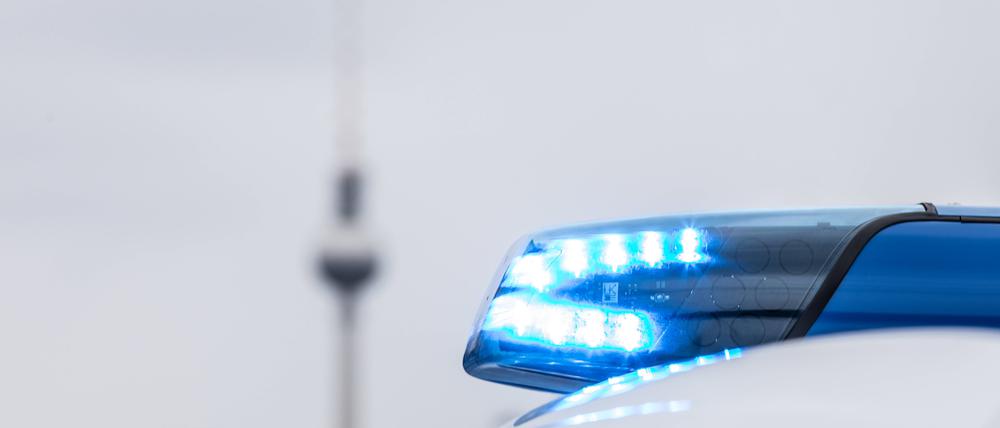 Ein Streifenwagen der Berliner Polizei mit Blaulicht im Einsatz an der Frankfurter Allee in Berlin.
