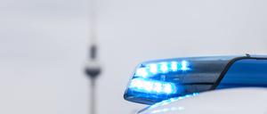 Ein Streifenwagen der Berliner Polizei mit Blaulicht im Einsatz an der Frankfurter Allee in Berlin.
