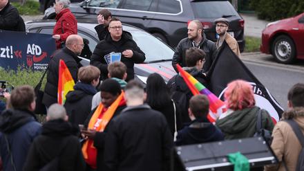 AfD-Vertreter und Gegendemonstranten am Dienstagabend vor der Bürgerversammlung zu den Golm-Plänen.