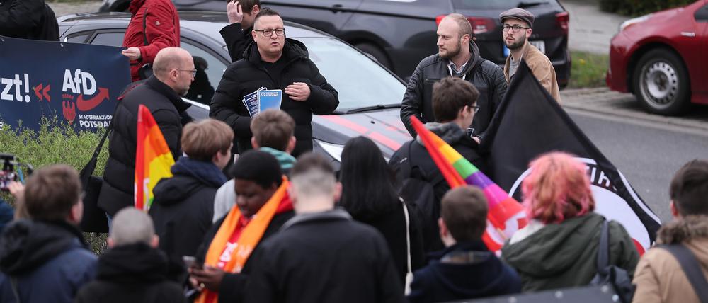 AfD-Vertreter und Gegendemonstranten am Dienstagabend vor der Bürgerversammlung zu den Golm-Plänen.