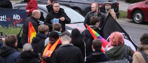 AfD-Vertreter und Gegendemonstranten am Dienstagabend vor der Bürgerversammlung zu den Golm-Plänen.