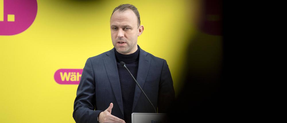 Sebastian Czaja FDP DEU, Deutschland, Germany, Berlin, 13.02.2023 Sebastian Czaja, Spitzenkandidat der Berliner FDP waehrend einer Prerssekonferenz unter dem Motto Waehlen Sie Neu zu den Ergebnissen der Wiederholungswahl zum Berliner Abgeordnetenhaus in der Parteizentrale in Berlin Deutschland. Mit 4,6 Prozent hat die FDP den Einzug ins Abgeordnetenhaus verpasst en: Sebastian Czaja top candidate of the FDP Berlin right during a press call on the results of the repeat election for the Berlin House of Representatives inside the party headquarter in Berlin, Germany. With 4.6 percent, the FDP has missed the entry into the House of Representatives *** Sebastian Czaja FDP DEU, Deutschland, Germany, Berlin, 13 02 2023 Sebastian Czaja, top cand
