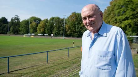 Heinz Florian Oertel steht 2014 im Stadion von Einheit Pankow in Berlin. 