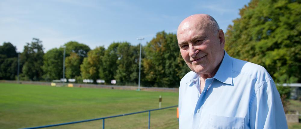 Heinz Florian Oertel steht 2014 im Stadion von Einheit Pankow in Berlin.