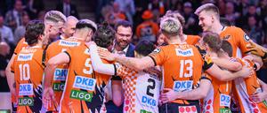 Die BR Volleys stehen im Finale und bilden nach dem Spiel gegen Düren einen Jubelkreis. 