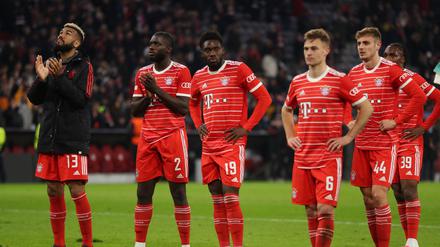 Soccer Football - Champions League - Quarter Final - Second Leg - Bayern Munich v Manchester City - Allianz Arena, Munich, Germany - April 19, 2023
Bayern Munich's Alphonso Davies, Dayot Upamecano and teammates look dejected after the match REUTERS/Leonhard Simon