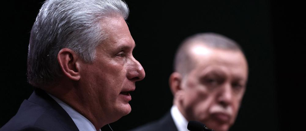 Der wiedergewählte kubanische Präsident Miguel Díaz-Canel spricht während einer Pressekonferenz im November 2023 (Archivbild).