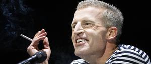 Benjamin von Stuckrad-Barre sitzt während einer Lesung aus seinem neuen Buch „Noch wach?“ im Berliner Ensemble.