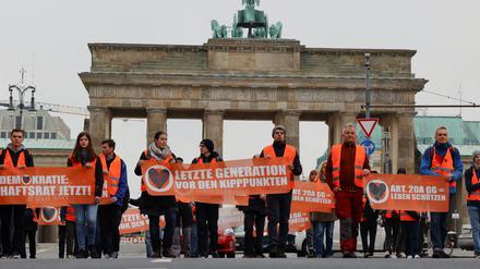 Aktivisten der „Letzten Generation“ blockieren den Verkehr am Brandenburger Tor.