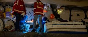 Helfer sind mit den Wärmebus vom Deutschen Roten Kreuz unterwegs.